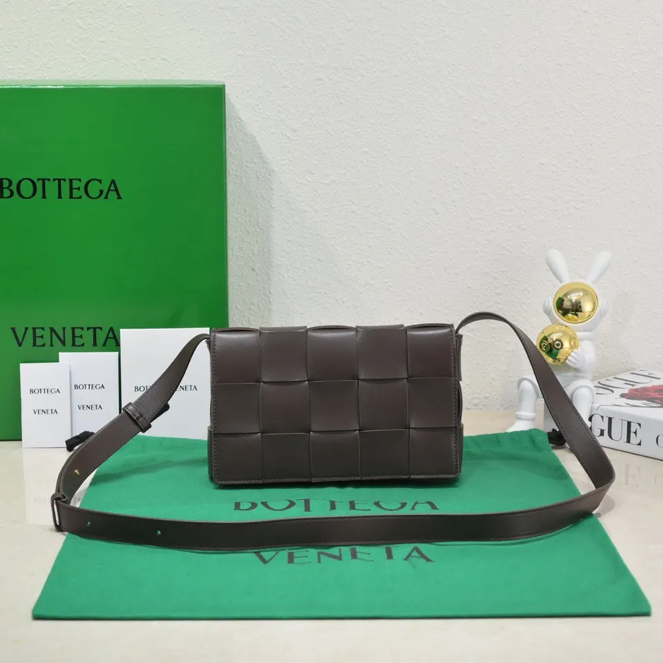 Real shots 👇BV Cassette’s trendy design is earth-shakingly beautiful. The handsome style with flamboyant personality has completely changed the dull style of the past. Beauty is a topic that women can never refuse. Walking on the streets of Milan, you can see her figure everywhere. It is called tofu bag, original sheepskin: the key point is that it can be controlled by both men and women, and has become a big celebrity in the fashion circle. Size 23*15*5 [6687#]